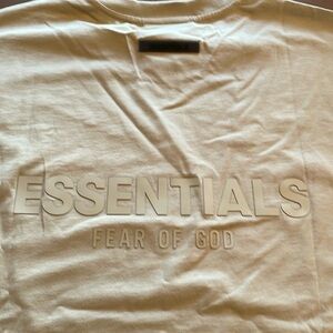 Men’s essential tan tee w tag
Fear Of God